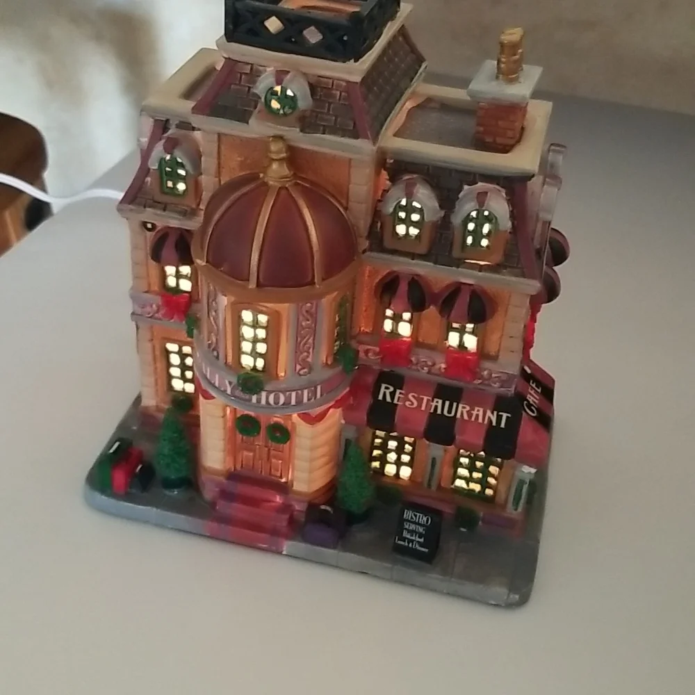 Lemax Carole‎ Towne Dolly Hotel 2012
